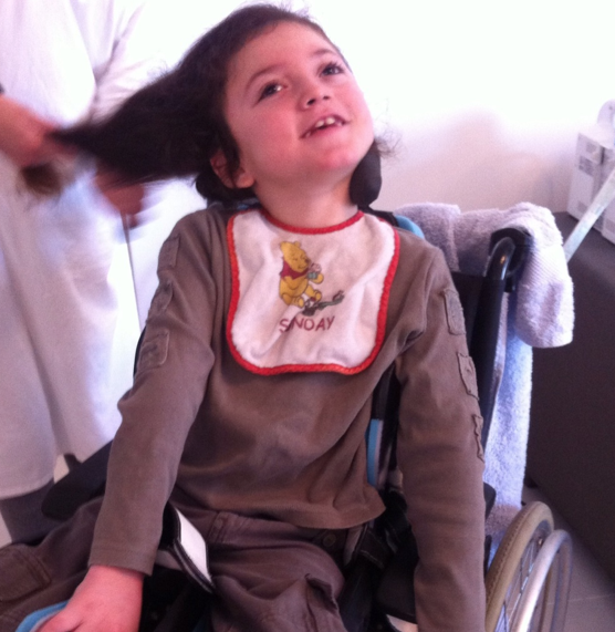 Shmouel dans son fauteuil, regard tourné vers la lumière.
