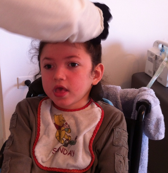 Shmouel, un instant de soin et de tendresse.